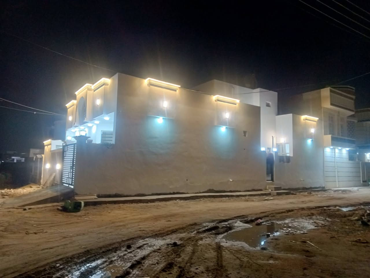 بيت البيع خمسه كيلوو نزلت الشراع خلف سعد البيلاوي شارع 15 قريب من الشارع العام 50  متر بناء طابوك ركن شارع 15 فول مواصفات بسمي هاتف *********** السعر خاص
