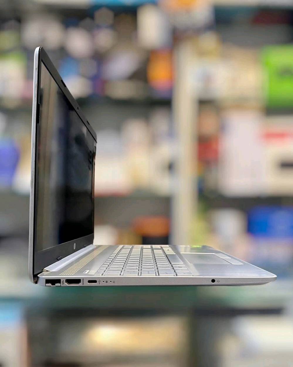 قطعة واحدة اخيرة
hp Laptop 15
المواصفات : Intel Core i7-1065G7
 معالج كور اي ٧ الجيل العاشر
‏‎رام: 8GB DDR4
‏‎ذاكرة: 256GB SSD
كرت شاشة خارجي : 2GB NVIDIA GeForce
كرت شاشة داخلي : 4GB INTEL SHARE
‏‎حجم الشاشة:  15.6inch FHD
‏‎مدخل USB A  و Type C و منفذ سماعة
منافذ HD , LAN
‎توصيل جميع المحافظات ٥ الاف
ماوس وحقيبة هدية مع الجهاز
ضمان لمدة ١٠ ايام من تاريخ الوصل
مراسلتنا عبر الواتساب او الماسنجر
***********
***********