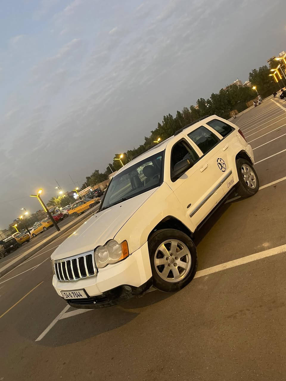 للبيع بسعر مخفض 
جيب شيروكي فول لمتد 2010 
كشنات جلد 
فتحة سلايد 
شاشة لمس بلادي اصلي 
وكامرا بلادي شغالة ايضا 
سستم صوت 
جاهزة محرك جديد شرط الفحص والكير ممتاز 
جاهزة محرك كير تبريد شغال وحدادة  صدر  جيدة بنسبة 80% 
رقم بصرة دولي انكليزي بسمي مكاني بغداد الطالبية 
ضرر جاملغ وبنيد مبدل  والصبغ 3 قطع يعني والسونار مرفق جديد 
السعر 89  وامثالها فوگ الشدة  لان 2007 و2008 مالتهن بتسعينات 
***********
