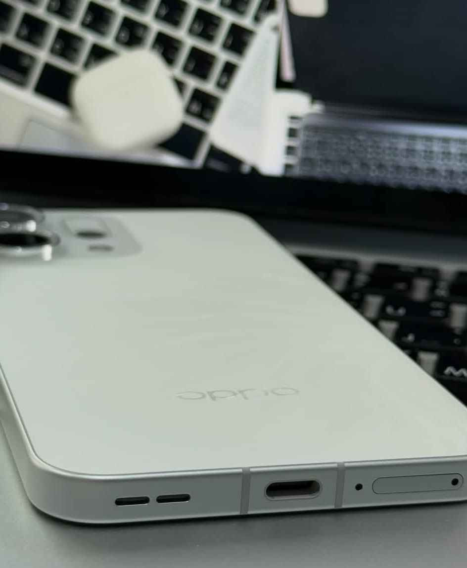 غني عن التعريف نضيف جداً 
معالج قوي Dimensity 8350
بطارية 6000 تدعم الشحن السريع 80 واط صوت ستريو عالي شاشة دقة ممتازة 120hz
الكاميرات اداء جيد جدا بتقريب 120x وخصوصا مع اضافة العدسة التلي فوتو (البورترية) القوية بتقريب 3.5x
بدون ملحقات فقط جهاز 
المكان ناصرية مركز او ناحية الفضلية واتساب *********** ناصرية, ذي قار
