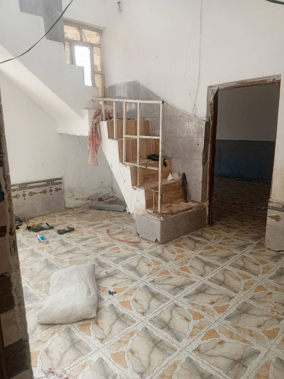 السلام عليكم
بيت دوران للبيع 
مساحه 100 
حي الزهراء
غرفه نوم 
مطبخ 
صاله 
حمام وصحيات 
عرض الدولان  متر ونص 
***********
