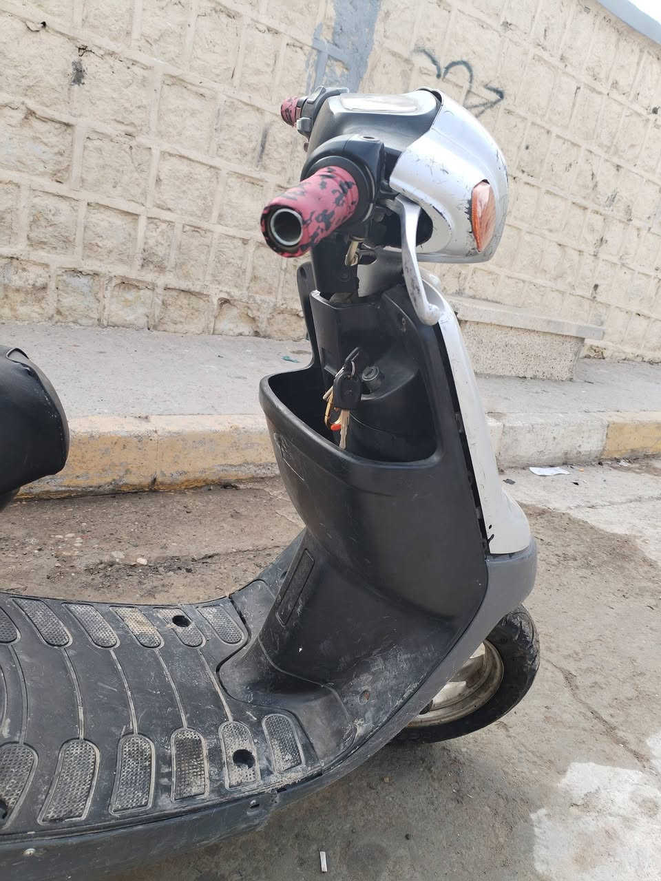 ماطور بوتين امعمر جديد قفل استيرن سلف شغال باتري ضعيف وايرمنيه شغاله  السعر ١٧٥ وبيه مجال
شراي اتصل عل الرقم ***********
