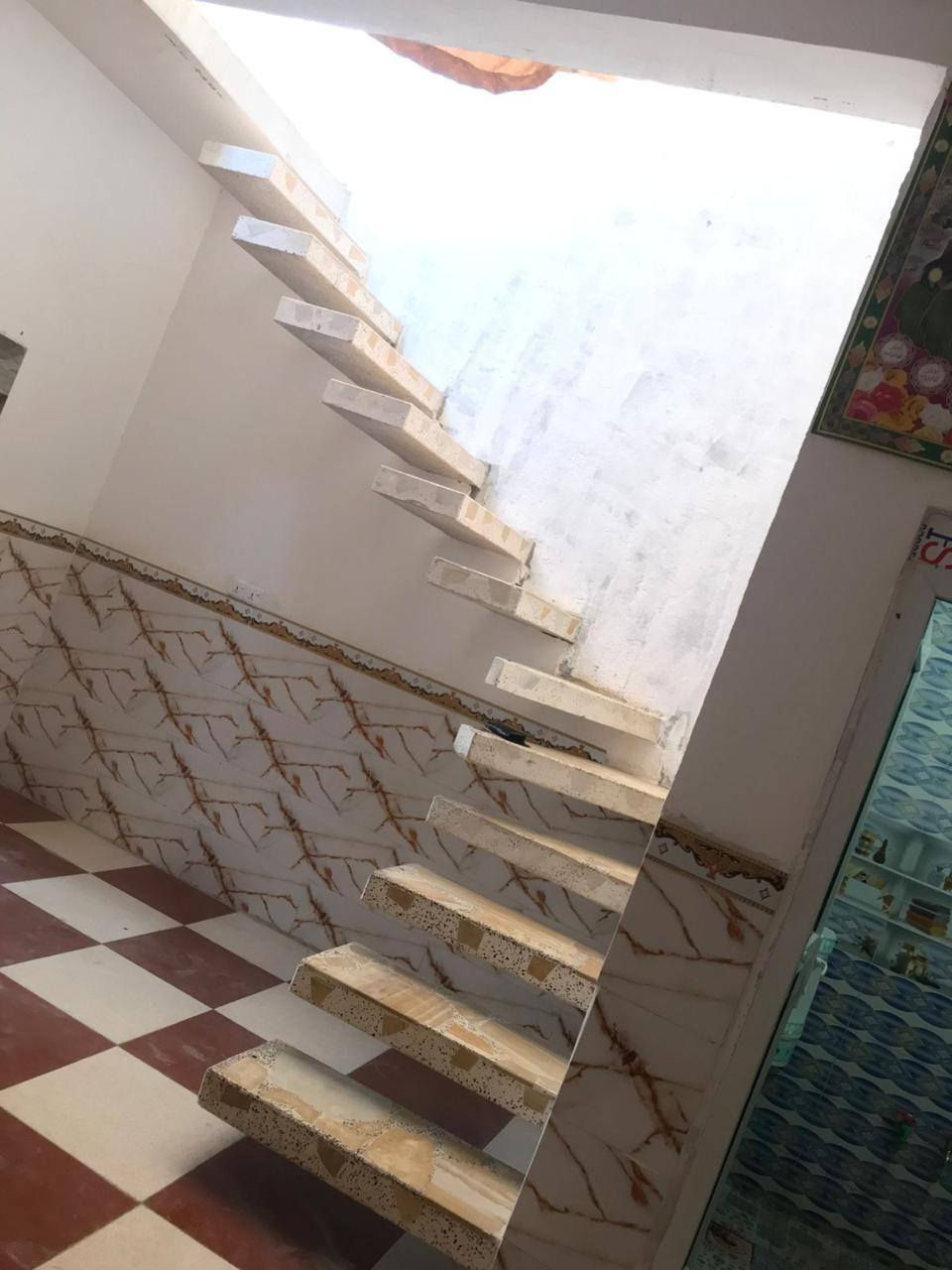 ياالله
سلام عليكم 
البيت البيع طابو صرف 
مساحه ((110))متر 
الشيشان ثانيه  
يحتوي على استقبال وصاله ومطبخ وغرفه وصحيات داخليه وصحيات خارجيه ومنور  سعر البيت 
((68)) وبي مجال قليل 
استفسار اتصل بل ارقام تاليه 
((***********))
((***********))اخوكم ابو عراق...
