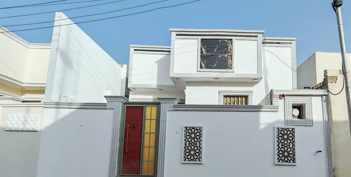 🏠 دار سكن للبيع (بناء حديث )
📍 الموقع: البصرة - أبي الخصيب - شيخ إبراهيم (شارع أبو نشمي).
⚖️ السند: طابو زراعي سند 25 (أصولي).
📐 المساحة: 100 متر.
🔹 تفاصيل الدار:
الغرف: (2) غرف نوم +  ديوان استقبال.
المعيشة: صالة داخلية + مطبخ (نظام أوروبي حديث).
الصحيات: داخلية كاملة + خارجية إضافية للضيوف.
🔹 المميزات:
تصميم عصري يستغل كامل المساحة.
منطقة سكنية هادئة ومكتملة الخدمات.
💰 السعر: 68 مليون دينار.
📞 للاتصال والاستفسار: ***********
       ***********
(صور الدار مرفقه، للمعاينة الواقعية)

