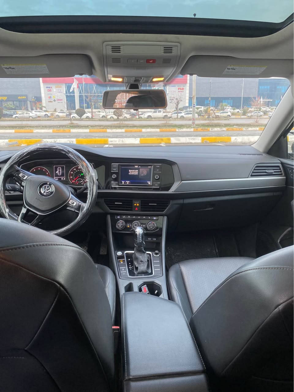 Jetta 2020 Se full
سەیارەیەکی زۆر پاک و خاوێن، 
بە شەرتی گێڕ و مەکینە و تەقە و ڕەقە.
🛠✔️:
• مەکینە: 1.4 تۆربۆ (مەرغوب).
• ڕەنگ: ڕەشی بریقەدار.
• مواسەفات:
بەسمە:
• پانۆراما:
• کوشن  جڵد: 
• کوشن هیتەر: 
• سیستەمی ڕادار: ✔️
• ئۆتۆ ستۆپ (Auto Stop): 
• حاسە (Sensors): سیستەمی حاسەی دەوروبەر 
• شاشە و کارپلەی (Apple CarPlay & Android Auto): بەستنەوەی مۆبایل بە شاشە بۆ نەخشە (Maps) و مۆسیقا.

• بۆیاغ: پێش و پشتی کەپسە تەنها دوو پارچە (چەمەلاغی پێشەوەی لای سەیاق + دەرگا).
•: بەبێ ناو گرتن
• ئێرباگ: بەشەرت 
•دەعمی : سوکە، سەیارەکە زۆر توندوتۆڵە
.

📍 شوێن: [ ڕانیە ]
📞 ژمارەی مۆبایل: [ *********** ]
💰 نرخ: [ 145] مەجالێکی کەم رانية, السليمانية
