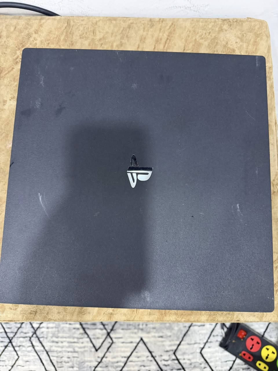 سلام عليكم
بلي 4برو 4K
ذاكرة 1تيرا 
جهاز نضيف جدا 
بي عدت العاب مثل سنايبر كال اف ديوتي وفيفه  26 وبعد بي بقية العاب 
سعر 350 وبي مجال 
رقم الهاتف ***********
