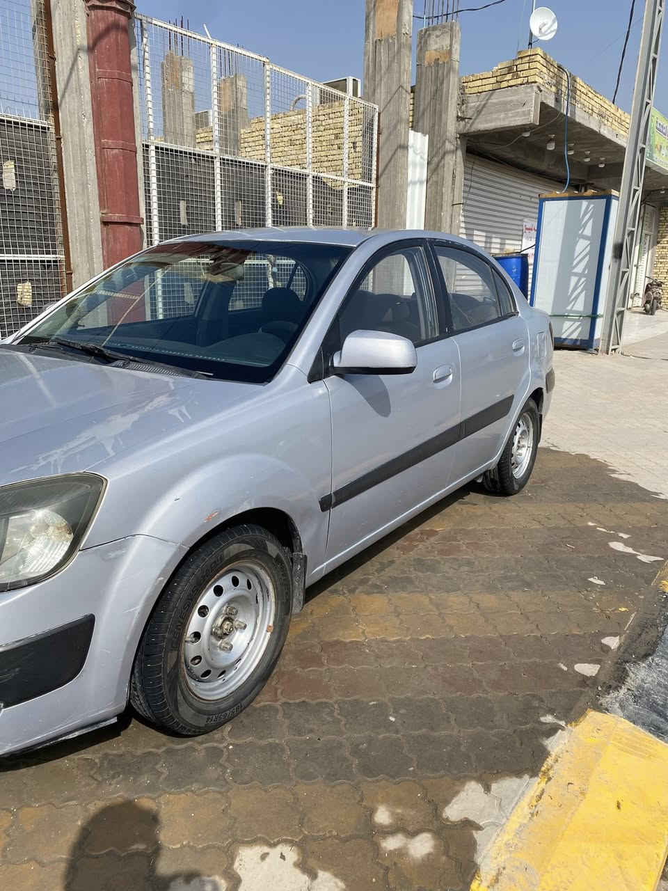 السلام عليكم كيه ريو كير. عاادي.
السياره جاهزه للخير 

تخم تاير مكينه كير تبريد كله. شغال. 

وارد خليجي السياره حداديه. حلوه. 

مكينه 1600 

مكاني ناصريه وركز 

***********

السعر 63 وبيه مجاال.
