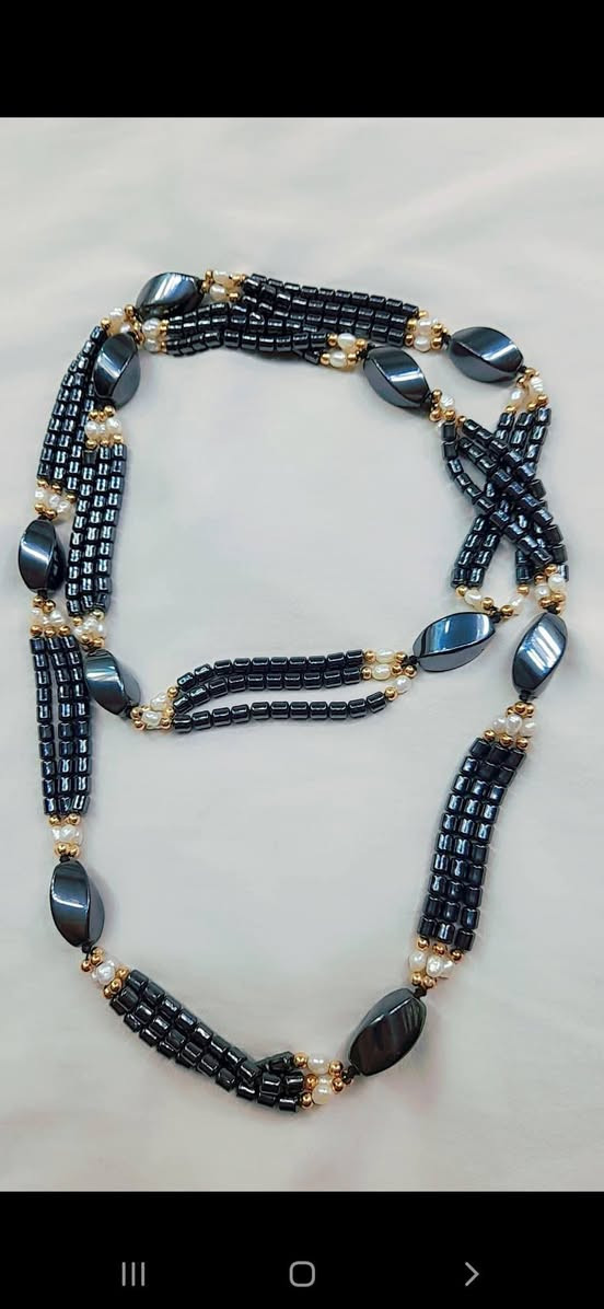 قلادة كولييه مصاغة من الحجر الصيني النادر ومرصعة بفواصل من اللؤلؤ الطبيعي مع فواصل تغليف ذهب 18 ، وزن القلادة بالكامل 130 غم  ... 

         ***********    واتساب  &  فايبر
