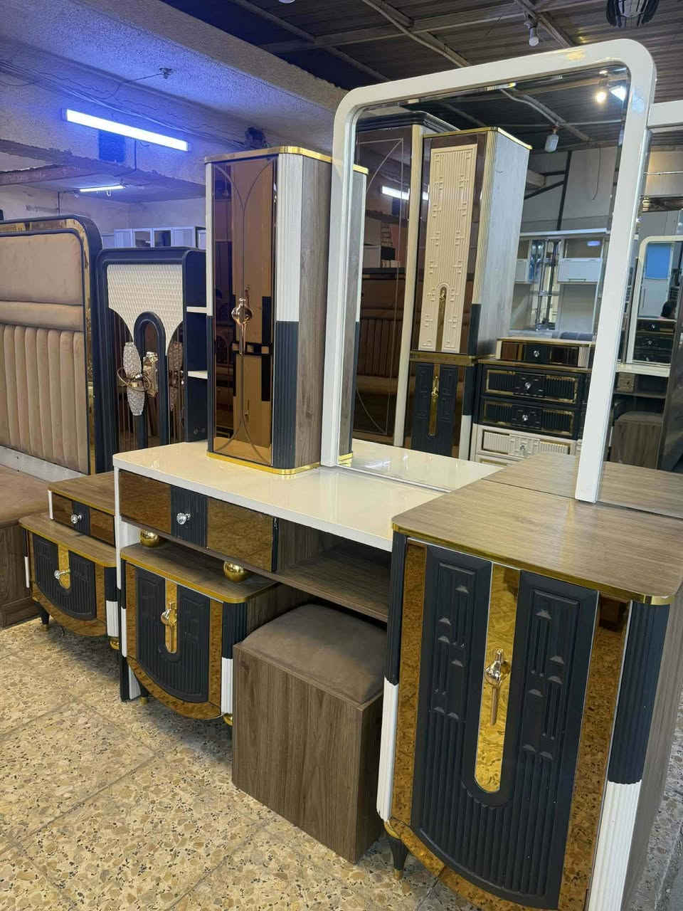 ✨ غرفة تركيأ  اصلي صبغ حراري مودرن 10 قطع ✨
🚪 نظام أبواب دريسنك روم📐  بروفايل فاخر
🛏️ سرير بمخزن عملي
🦾 ضهر بلوك
🪞 جام برونزي 
🧵 قماش وتر بروف أصلي
 سرير مخزن جك 
✨ نظافة 💯
💵 السعر  / ملييوونين و650
🚚 شد ونقل مجاني داخل بغداد


**إذا كنت صاحب هذا الإعلان وتريد حذفه لأي سبب، رجاءا أرسل رسالة إلى الدعم الفني**