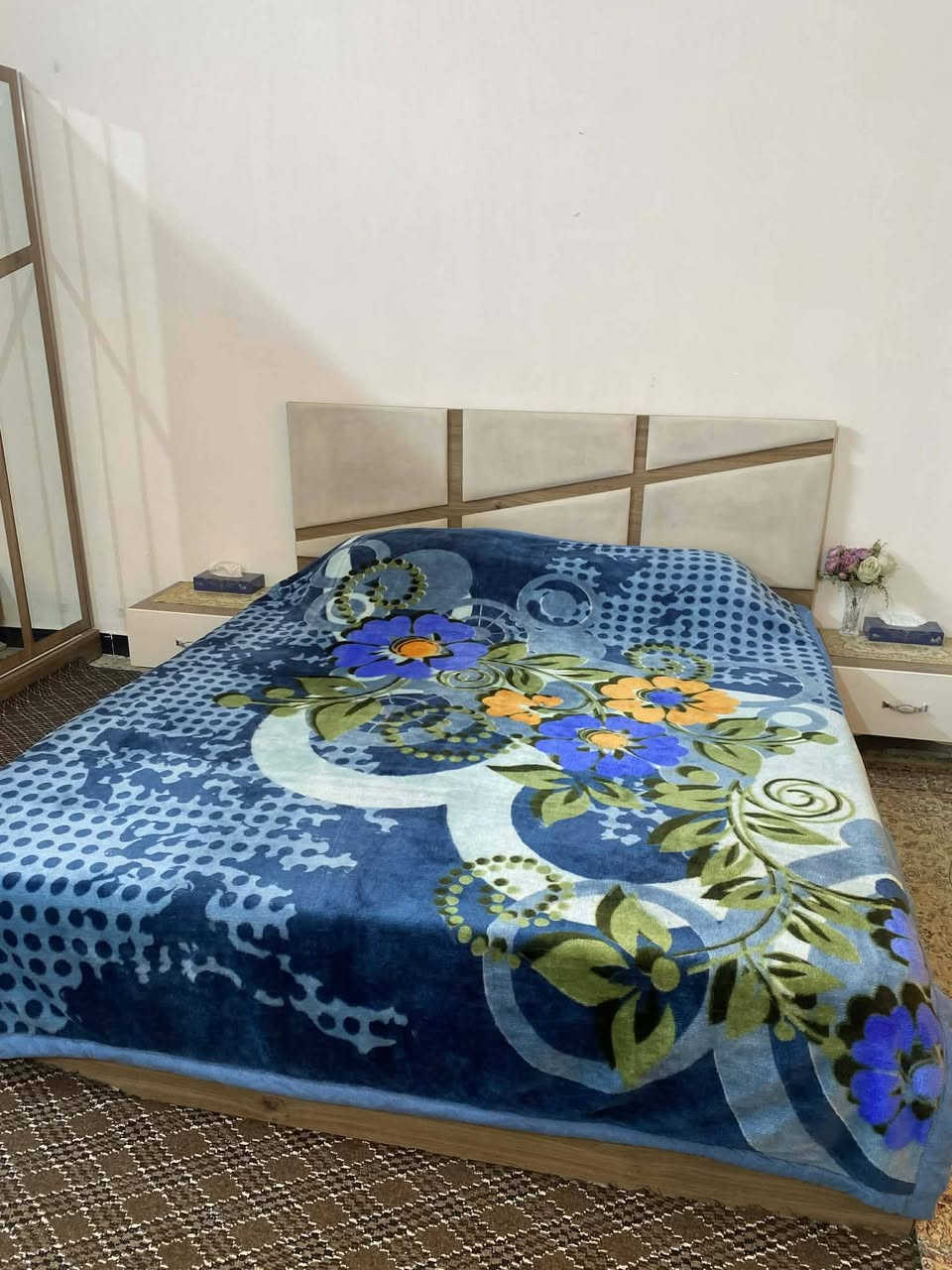 غرفة تركية ٧ قطع مع دوشك نظيفه السعر ٣٥٠الف المكان الشالجية للاستفسار الاتصال ***********
