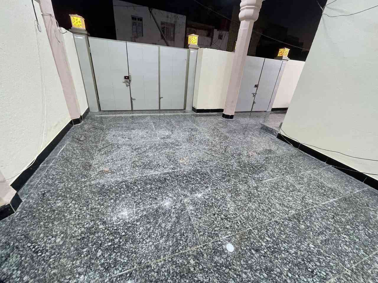 السلام عليكم
دار للبيع المساحه 250 م طابقين  يحتوي على ٥ غرف واستقبال وصاله ومطبخ وصحيات العنوان ميسان حي الحسين الجديد قرب جسر الناظم للاستفسار الاتصال على ***********
