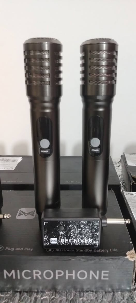 تابع الفيديو السلام عليكم ورحمة الله وبركاته خدام الحسين مايك لاسلكي 6قطع كل قطعه 2 مايك مع رسيفر بطاريه لوثيوم تدوم 20 ساعه جره وحده قابله للشحن الشحن كيبل تايبسي  امريكي اصلي مصنع لدولة المانيا قطع حديد ثقيل مده حقيقي 50 متر شرط صوت ونقاوه ودفع كلش راقي بمعنى الكلمه جمله مفرد سعر القطعه دبل مايك 35 الف مع التوصيل قطع تحفه اي استفسار هذه رقمي ***********اخوكم ملا عصام الكربلائي
