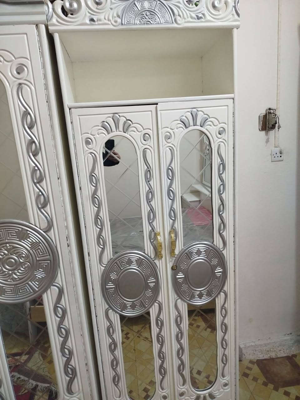 💥غرفة خشب عراقي تصميم تركي 💥
مستعمله شي قليل بسعر ٦٧٥
عنوان بصرة كرمة علي حي رساله 
تواصل ***********
