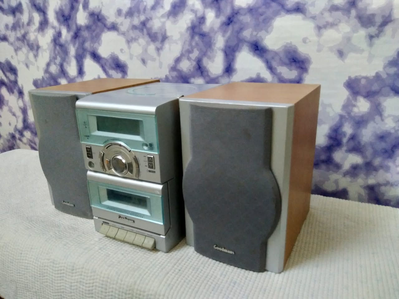 جهاز ماركة Goodmans 
*راديو موجتين FM. AM
*مسجل شغال بالكامل مع التسجيل 
*مدخل Aux اواكس 
*سي دي عاطل 
نظافة الجهاز 100%
السعر 55 الف مع التوصيل 
***********
