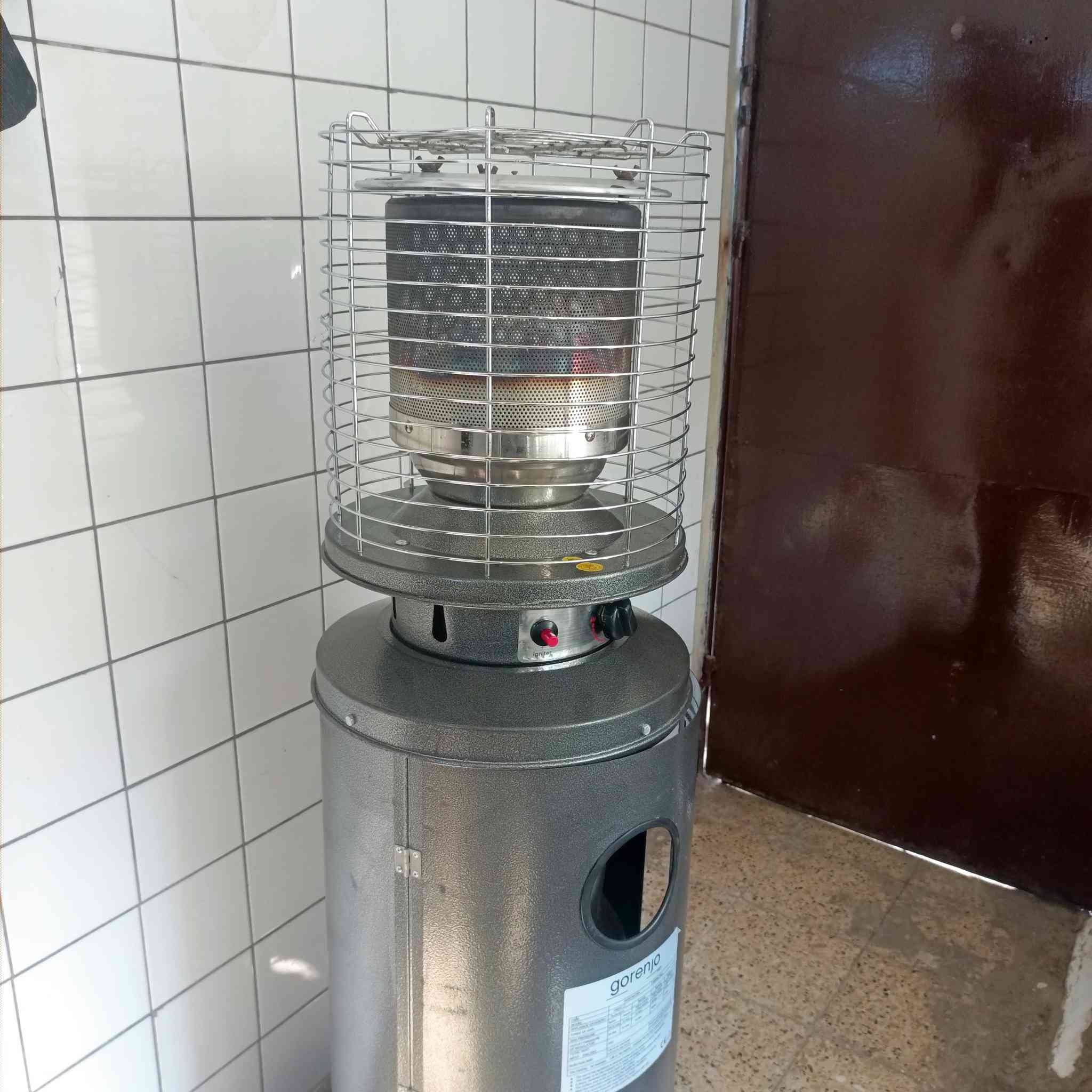 للبيع صوبا على الغاز نضيفه مستعمله شهرين بس  مكاني الايمن شراي تعال واتساب ***********
