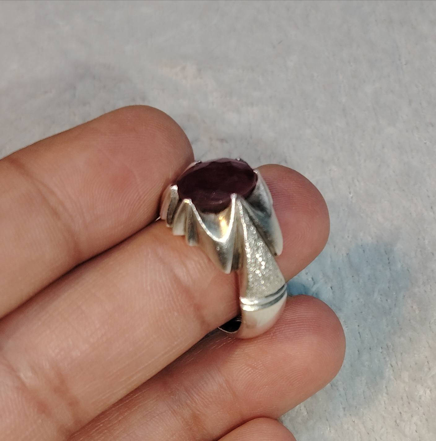 ياقوت احمر أفريقي اصلي  صياغه ثقيلة ومميزه سعر خاص واتساب
***********
