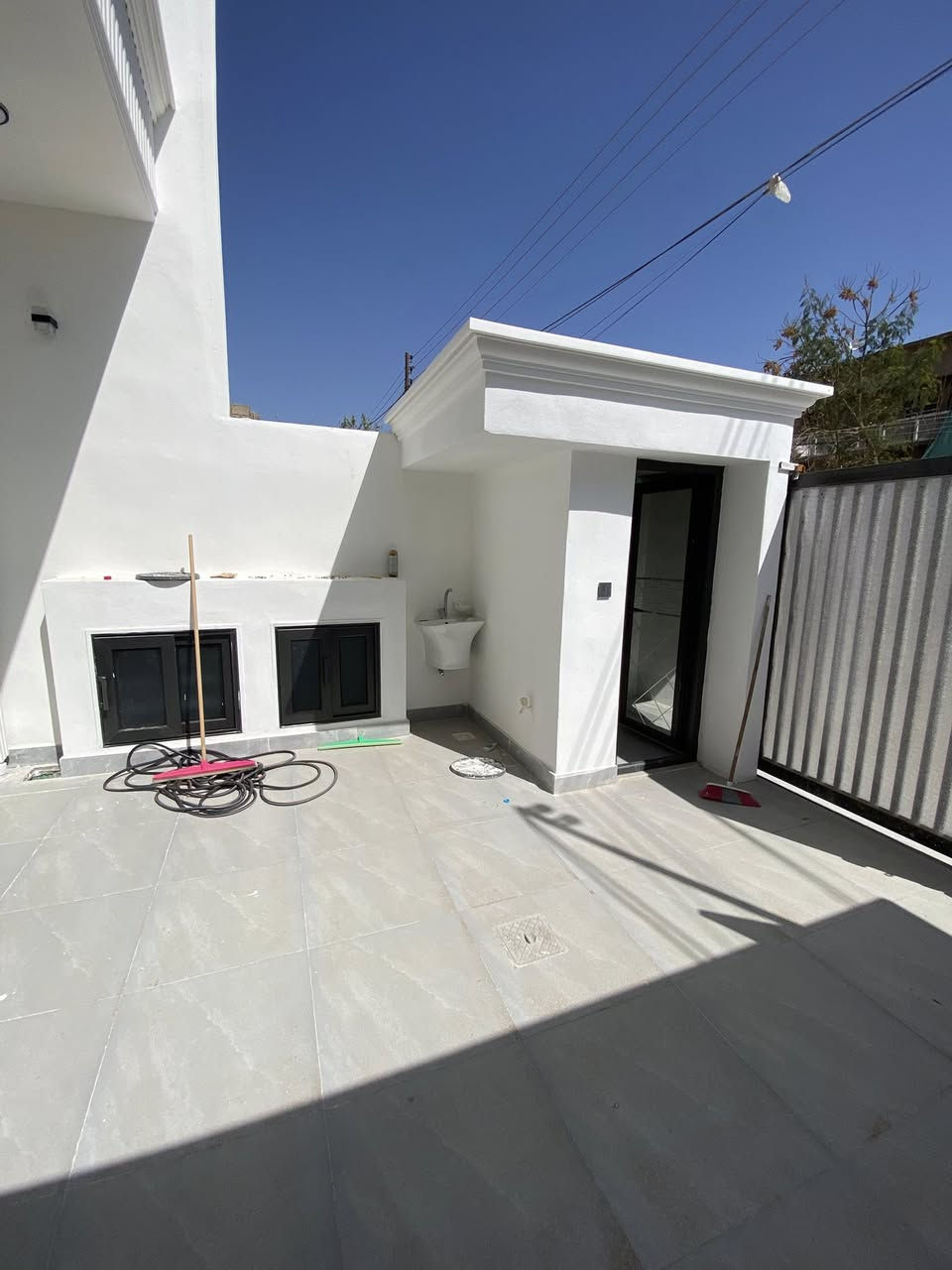 🏠اعلان اعلان
دار للبيع
موقع مميز
~~~~~~~~~~~
📄طابو ملك صرف
🧱بناء درجه اولى
~~~~~~~~~~~
سقف مغربي ✔️
واجهة فلين✔️
نظام تبريد مركزي✔️
بناء هندسي✔️
~~~~~~~~~~~~
📐المساحه:-100م
📐الواجهة :5م
~~~~~~~~~~~
📍الموقع :اسرى و المفقودين
خلف صيدليه جواهر
~~~~~~~~~~~
💸السعر الدار الواحد :-123مليون وقابل للتفاوض
~~~~~~~~~~~
الطابق الاول  يحتوي:-
استقبال +هول+مطبخ 
غرفه نوم+صحيات
~~~~~~~~~~~
الطابق الثاني يحتوي على:
هول +صحيات+غرفه نوم
~~~~~~~~~~~
للاستفسار اكثر الاتصال على
***********📱
~~~~~~~~~~~
نستقبل جميع العروض 
🏠السكنيه  🏛️التجاري
