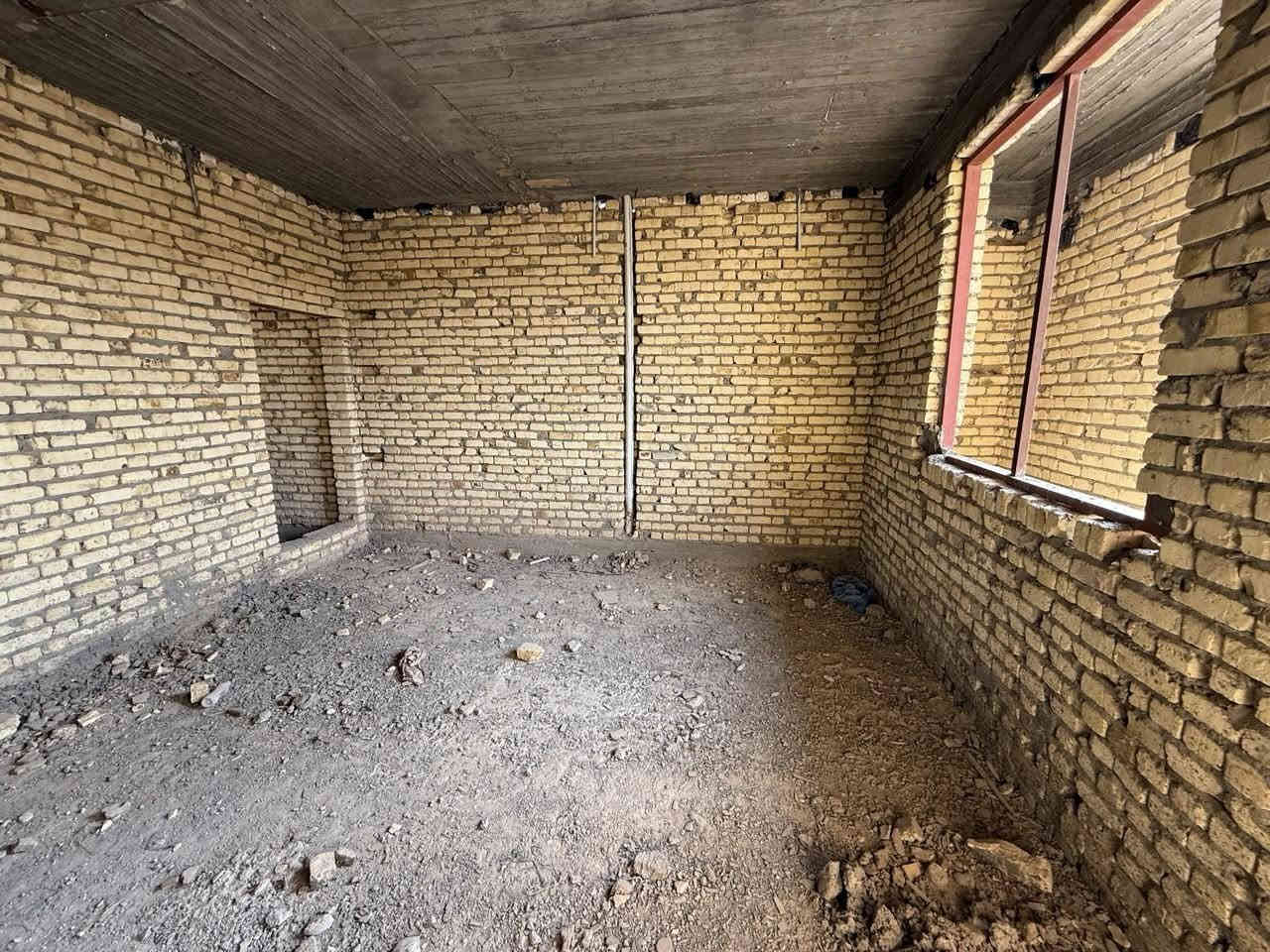 السلام عليكم. بيت حي الجامعة مقابيل جامعة المثنى و كليه الهندسة بالضبط كماا موضح في الصور.
البيت مساحة ٢٥٠م. يتكون من ٤ غرف نوم واحده منهم سويت و المطبخ حار وبارد و مكشوفات عدد ٢ و حمامات داخلية وخارجية و كراج للسيارة وحديقة.
الطابق الأول. كامل من ناحية اللبخ،كهرباء ،مجاري و صبة نظافة.
الطابق الثاني غرفتين و صالة و حمامات و سطح خارجي في الطابق الثاني بالاظافه للسطح  الكبير. الطابق الثاني ع وضع الطابوق. 
البيت مطلوب للإسكان.

للاستفسار الاتصال على الرقم ***********
