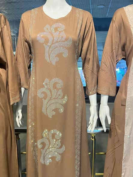 🧵 معمل خياطة وتطريز هبة - لـ تجار الجملة وصفحات الإنترنت في عموم العراق 🇮🇶
✨ المنتجات المتوفرة:
• العبايات:
• عادية وخليجية بجميع موديلاتها.
• تتوفر بتطريز شك يدوي وستراس.
• البشتات:
• متوفرة بتطريز شك يدوي وستراس.
• الملبوسات الأخرى:
• فساتين
• دشداشة
• تراكات (أطقم منزلية/رياضية)
• حجاب
🌟 مميزات المنتج:
• خياطة ممتازة وجودة عالية.
• مقاسات \bm{100\%} (قياسات دقيقة ومطابقة).
• دقة عالية في العمل.
• أسعار مناسبة (للجملة).
📍 معلومات التواصل والموقع:
• الموقع: أربيل - شارع 40.
• للتواصل عبر واتساب:*********** - ***********
