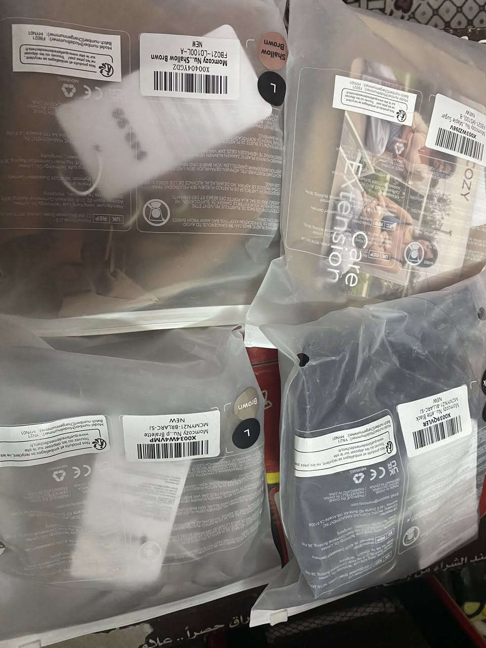 حمالة الصدر للرضاعة من نوع Momcozy Ultra Soft Seamless Nursing Bra YN21.
إليك أهم مواصفاتها وتفاصيلها:
المميزات الأساسية:
• تصميم بدون خياطة (Seamless): يوفر راحة قصوى ومظهرًا غير مرئي تحت الملابس، مما يجعله مثاليًا للارتداء اليومي.
• دعم بدون أسلاك (Wire-free): لا يحتوي على أسلاك معدنية مزعجة، وبدلاً من ذلك يعتمد على هيكل داخلي داعم (غالباً بشكل حرف W) لتوفير الرفع دون ضغط.
• سهولة الرضاعة: مزود بمشابك أمامية يمكن فتحها بيد واحدة بسهولة، مما يسهل عملية الرضاعة الطبيعية في أي وقت.
• متعدد الاستخدامات: مناسب لفترة الحمل، الرضاعة، النوم، وحتى كحمالة صدر يومية مريحة أو لممارسة الرياضة الخفيفة.
• متوافق مع مضخات الثدي: يأتي عادةً مع قطع إضافية (أو تصميم مرن) تسمح باستخدامه لتثبيت مضخات الثدي القابلة للارتداء.
المواصفات التقنية:
• المادة: خليط من النايلون (حوالي 58%) و السبانديكس (حوالي 42%)، مما يمنحه ملمسًا ناعمًا كالحرير وقابلية عالية للتمدد لتناسب تغير حجم الثدي.
• البطانة: يحتوي على وسادات (Pads) قابلة للإزالة والتعديل حسب الرغبة.
• التهوية: نسيج يسمح بمرور الهواء، مما يحافظ على جفاف البشرة وراحتها.
• الألوان: كما يظهر في الصورة، يتوفر بعدة ألوان (أكثر من 8 خيارات إضافية) تشمل الأسود، البيج، والرمادي.
نصيحة إضافية:
هذا الموديل (YN21) مشهور جدًا بكونه "مريحًا للنوم" و "ناعمًا على البشرة الحساسة"، فإذا كنتِ تبحثين عن قطعة لا تسبب ضغطًا على القفص الصدري، فهذا خيار ممتاز.


**إذا كنت صاحب هذا الإعلان وتريد حذفه لأي سبب، رجاءا أرسل رسالة إلى الدعم الفني**