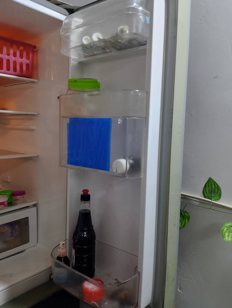 سلام عليكم هيه ثلاجة هيه مجمده فوك ثلاجه جوه مجمده سعره 325 وبيه مجال نضيفه مابيها اي عيب وياه قاعده مالته من الامنيوم مو شراي لا تعبني رحمه الولديك ***********
