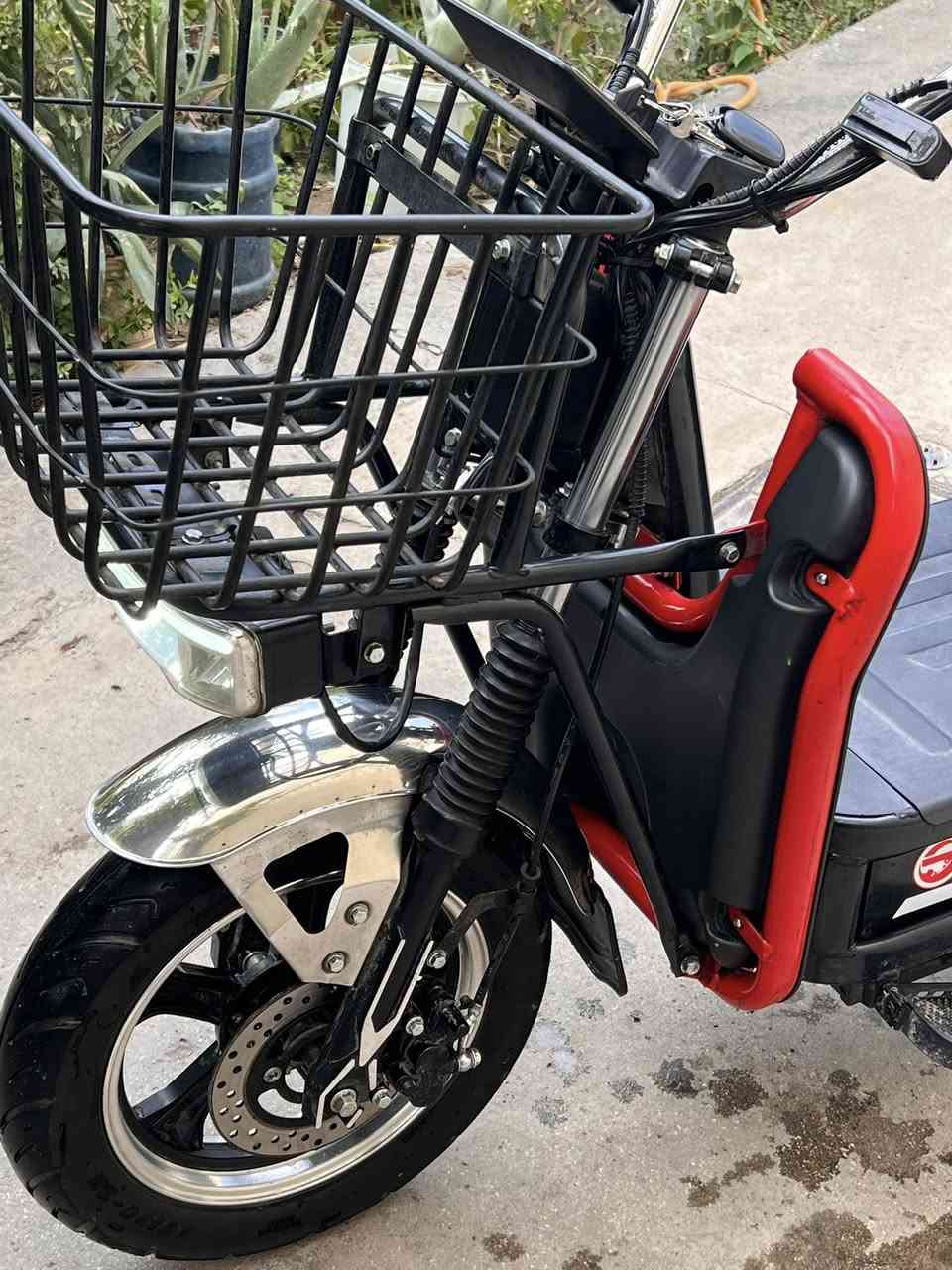 دراجة شحن للبيع
بحاجة الى تبديل بطاريات🔋🔋
دراجة هيكلها كلش قوي 
عبارة عن حديد 
سرعة ٥٠
وياها صندوك دليفري أضافي
السعر 950,000
للأستفسار
***********
