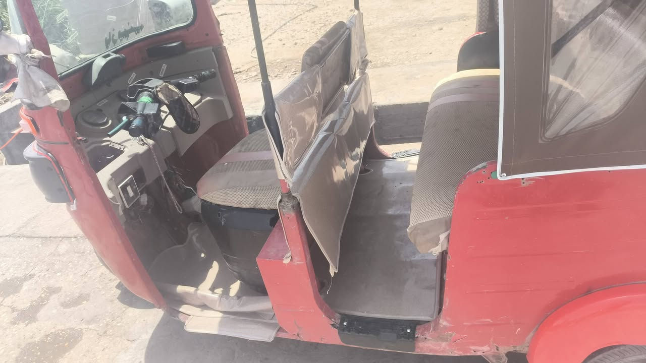 تكتك موديل 18 السعر 3700قفل اببع كوم حديد مكينته شويه تعبانه بس شغاله وكشره كدامكم وكهربيات ودشمه وغراض كله جديد. عنوان ناصريه سوك الشيوخ ***********
