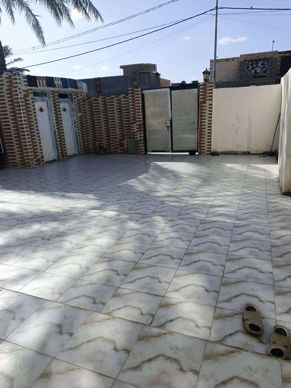 السلام عليكم بيت طابق واحد صب كونكريت للبيع مساحه ١٨٠ غرفتين وصاله طابو زراعي ٢٥ العنوان نزله زامل الجاسميه فرع ال داود بيت مابي شخط *********** السعر ٤٢ وبي مجال
