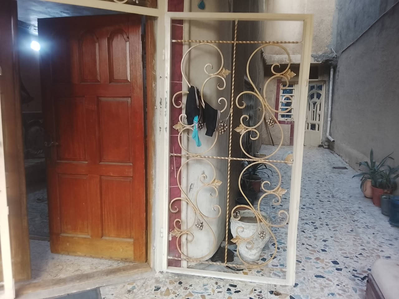 بيت للايجار مساحه 200 منطقت الشعب حي البساتين ضهر جامع المرتضى طابو يحتوي ع كراج كبير مع استقبال وغرفه نوم ومطبخ مع حمام  تواليت خارجي وداخلي مع غرفتين فوك رقمي ***********
