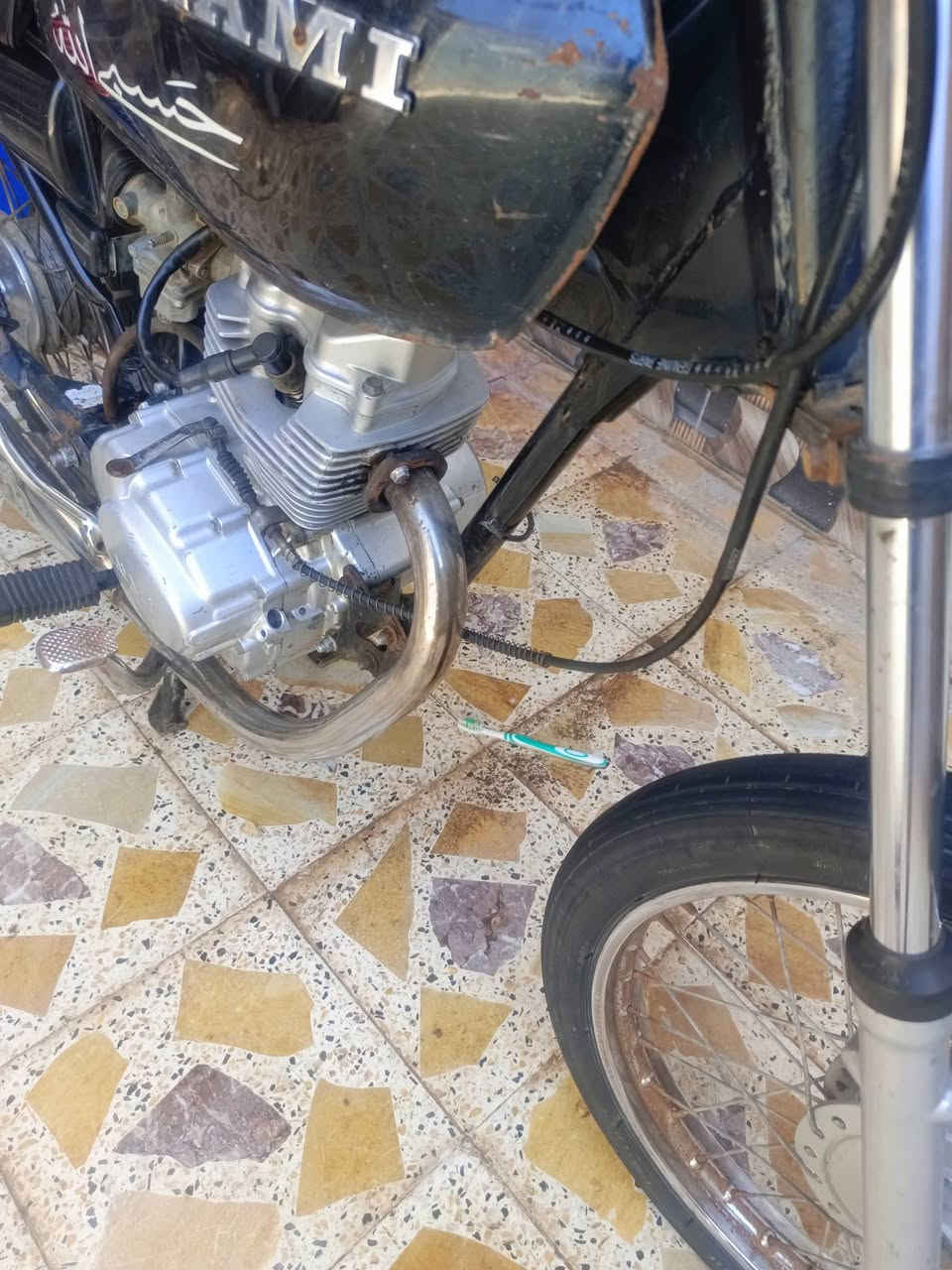 دراجه للبيع بدون وراق نضيفه شاصي نامه اصلي بعده بلجيس لا لحيم ولاشي مكينه نامه اصلي مبدل بيه ولفات مكينه ناعمه سعره 425بيه مجال لشراي يتصل ويدلل ***********مكاني لعماره
