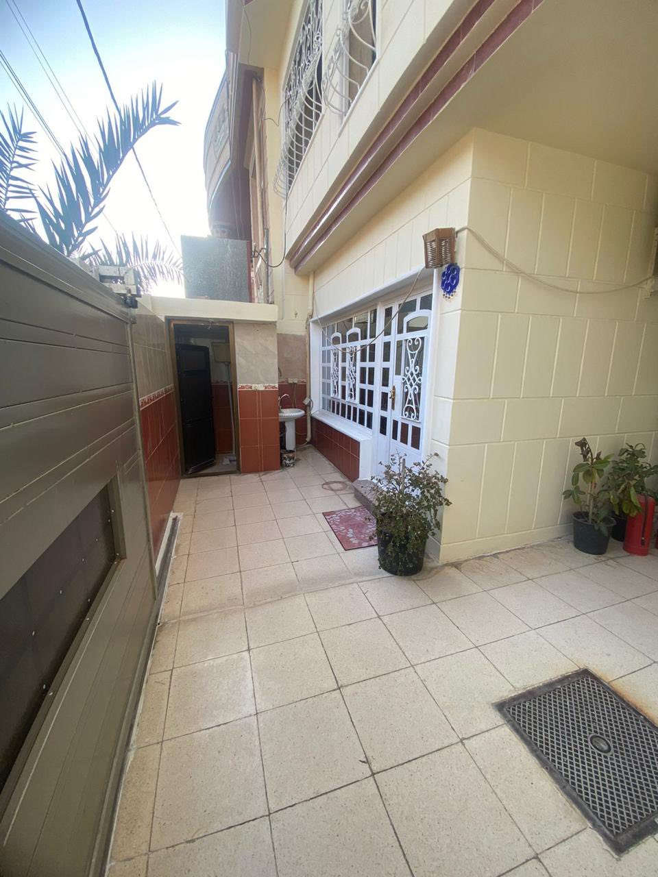 دار للبيع المساحة 150 متر زنجيل واجهتين ..موقعه هياكل الغزالية المثلث موقع جيد .. الواجهة 7.5 النزال 20 
للاستفسار *********** 
تفاصيل الدار… البيت بي استقبال ومطبخ وصالة داخلية وغرفة نوم جوة وصحيات 
الطابق الثاني.. بي مطبخ وصحيات و٣ غرف نوم وصالة وبالكونة جبيرة وبيتونة جبيرة
