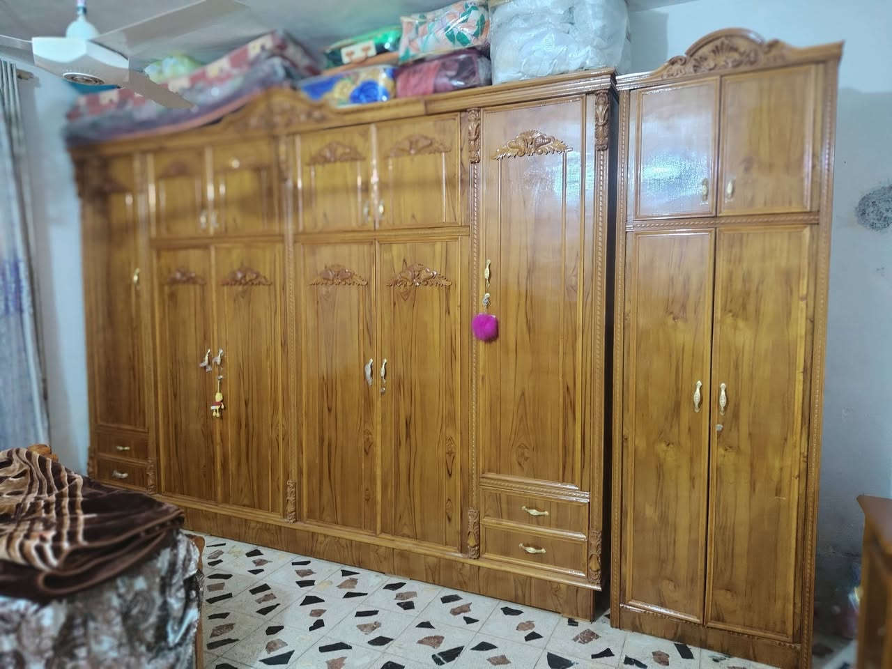 السلام عليكم.. غرفة للبيع خشب صاج تفصال درجة اولى.
الغرفة عبارة عن كنتور ضخم 8 أبواب، جرباية، وميز تواليت ومراية، وكومديات.
💰 السعر: مليون و 800 الف وبيه مجال بسيط.
📍 الموقع: اطراف بغداد ناحية الوحدة.
📞 ***********
