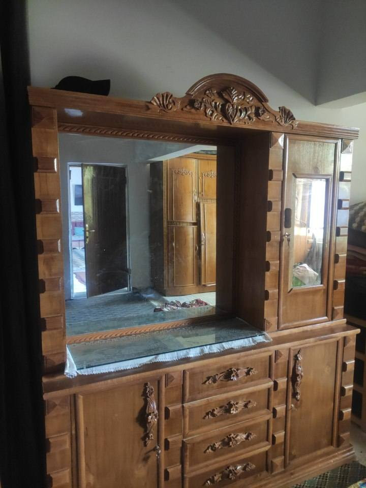 سلام عليكم جربايه مع ميز اتواليت شغل فوق الفول خشب 5ملم صاج للبيع التواصل *********** متوفر
