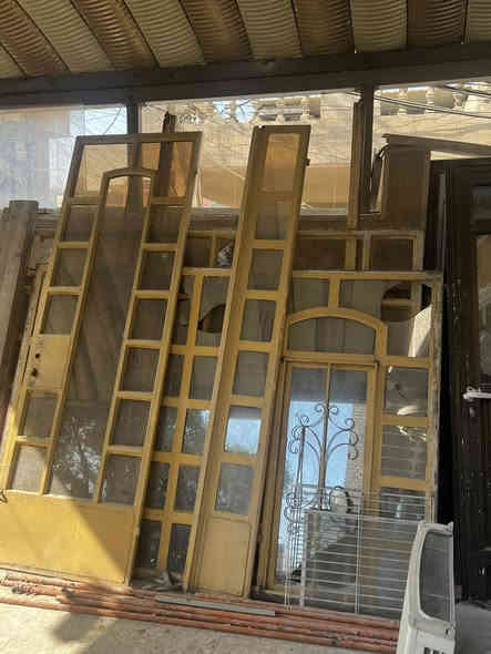 أبواب وشبابيك للبيع  ثلاث شبابيك وبابين  باب متروربع في اثنين واربعين  والثانيه ١*٢"٤٠
