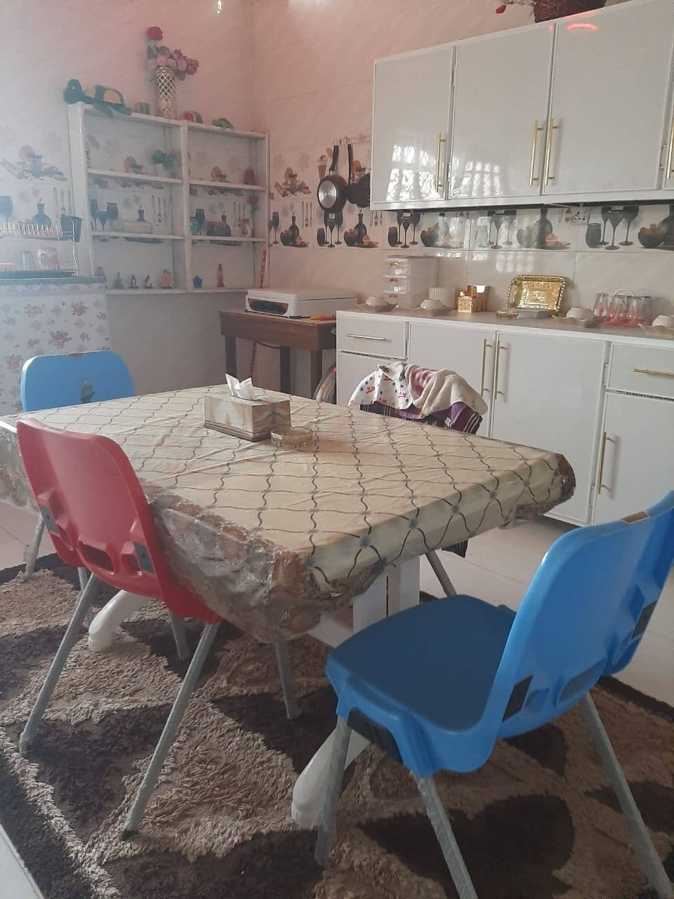 بيت للبيع مساحه 200 متر العنوان الحوطه/ شارع الريان  مقابل ملعب الريان
خلف مركز الشرطة ودائرة الكهرباء
البيت موقعه متميز ركن على شارعين امامه ساحة كبيرة.. يتكون من غرفتين وصاله ومطبخ وحمام داخلي ومنور واستقبال وكراج وتواليت خارجي.
 تستلم بيت مؤثث جاهز (مرفق الصور)
اضافة الى ماطور ماء تانكي عدد 2 مغاسل سخان خلاطات ومراوح وسبلت.
السعر ٨٨ مليون دينار
قابل للتفاوض.
للاستفسار 
*********** 
(رقم المالك شخصيا) شط العرب, البصرة
