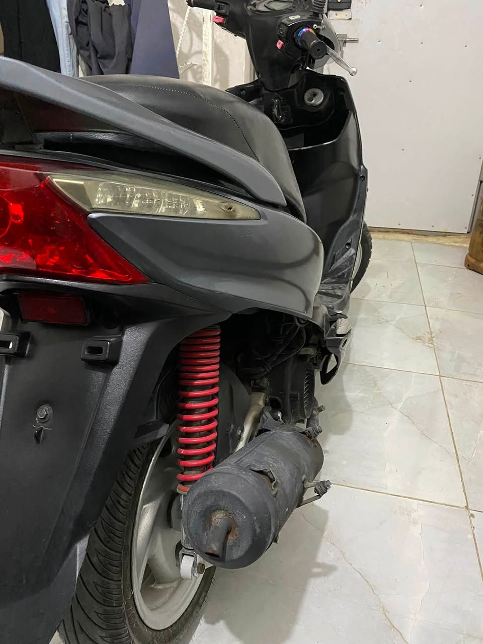 سلام عليكم للبيع او المراوس بفورزه
سيام فايتر (SYM Fighter) موديل 2019
محرك 150cc اربع ولفات 
مكينه مكفوله من التنقيص و التبخير 
الدراجه مال جناي نضيفه كلش 
عليها منظومة زينون M8 Pro 
شلعه ومعدل فول توصل 120
ومنظومة CVT منظومة كلجات نضيفه كلج امامي رياضي وخلفي بلادي وقايش جديد 
تاير خلفي جديد شادلها 
الدراجه ماشيه 26 الف وقابله للزياده 
السعر 900 الف وقابل للتفاوض 
مكاني نجف حي الجزيره 
للتواصل و الاستفسار يرجى الاتصال او مراسلة الرقم 

***********
