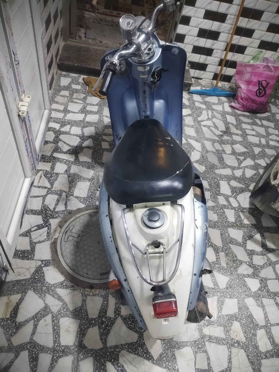 السلام عليكم دراجه للبيع السعر 100 قفل مكاني بغداد مدينه الصدر وهذا رقمي *********** الشراي يخابر
