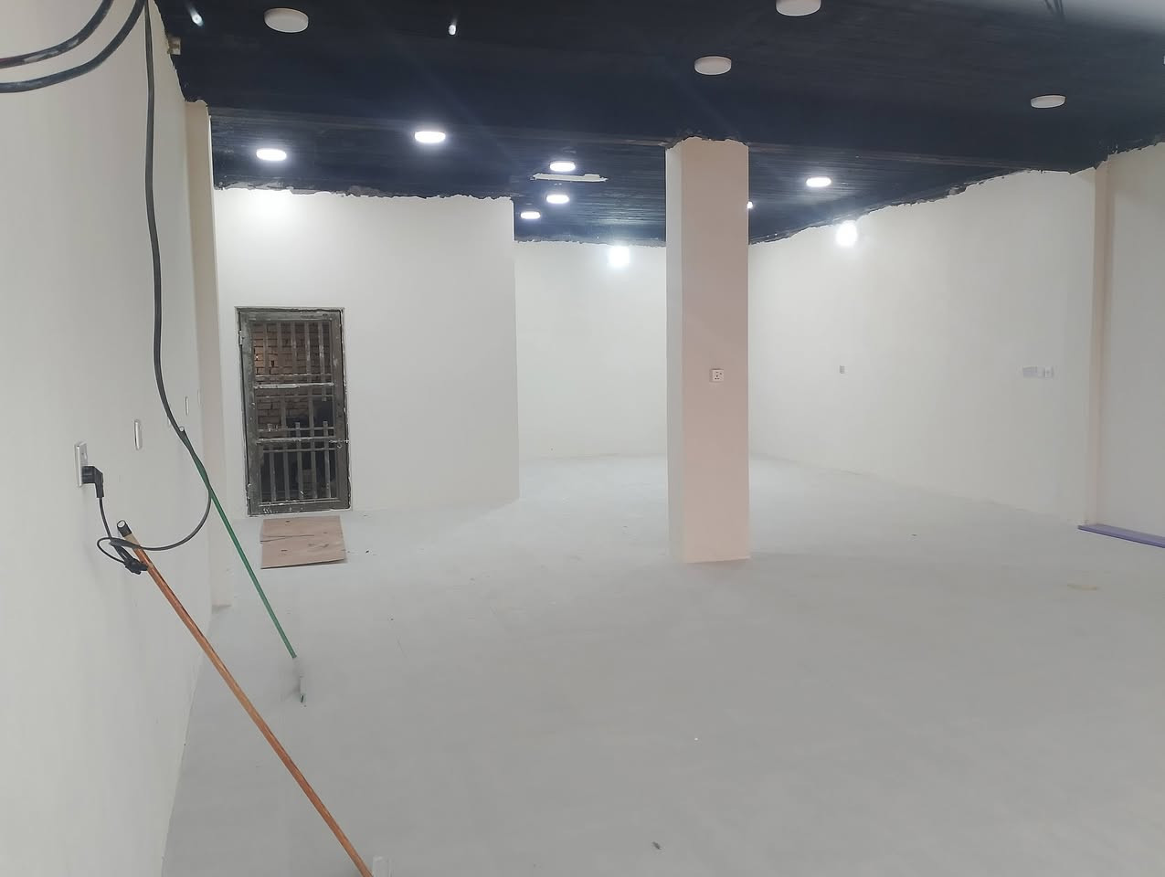 السلام عليكم بناية تجارية للبيع محلات 2 وشقه هيكل طابق ثاني مساحة 100 متر كربلاء الحر منطقة اليسار  مقابل المستشفى التركي السعر 80 مع المجال علما اخوان يساري فقط ***********
