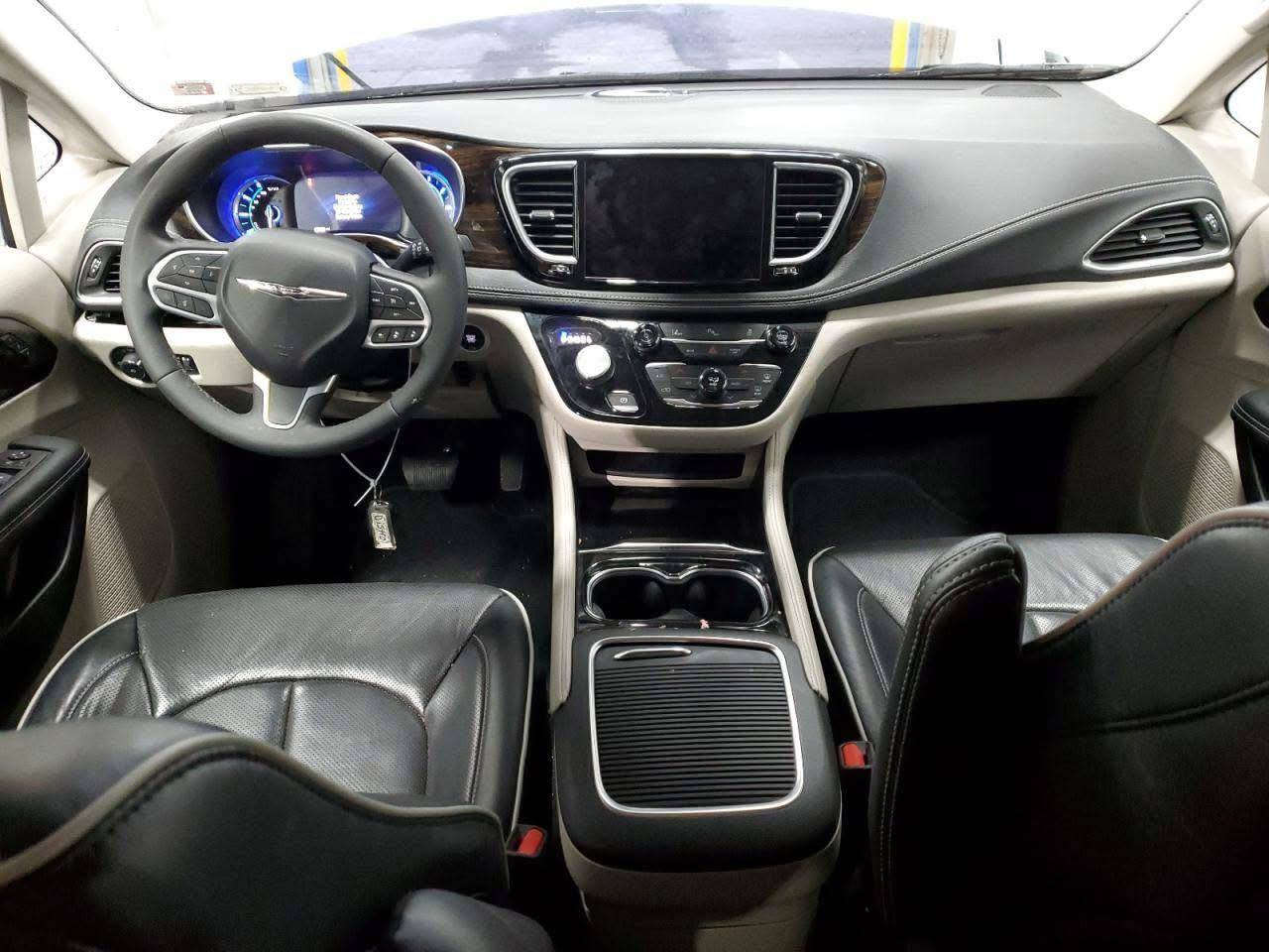 🚗 **فرصة للبيع – كرايسلر باسيفيكا 2023 هايبرد لمتد فول مواصفات** 🚗
للبيع سيارة **كرايسلر باسيفيكا 2023** نسخة **Hybrid Limited** (فول مواصفات)، سيارة عائلية فخمة واقتصادية جداً بالوقود.

✨ **المواصفات:**

* هايبرد (اقتصادية بالوقود)
* فئة **Limited** فول مواصفات
* مقاعد جلد فاخرة
* أبواب جانبية كهربائية
* باب خلفي كهربائي
* شاشة كبيرة + نظام ملاحة
* كاميرات وحساسات
* سقف بانوراما
* تبريد وتسخين مقاعد
* حالة ممتازة جداً

💰 **السعر: 320 ورقة** (قابل للتفاوض للجادين)

📍 السيارة جاهزة للفحص
📞 للتواصل على الخاص أو الاتصال ***********
