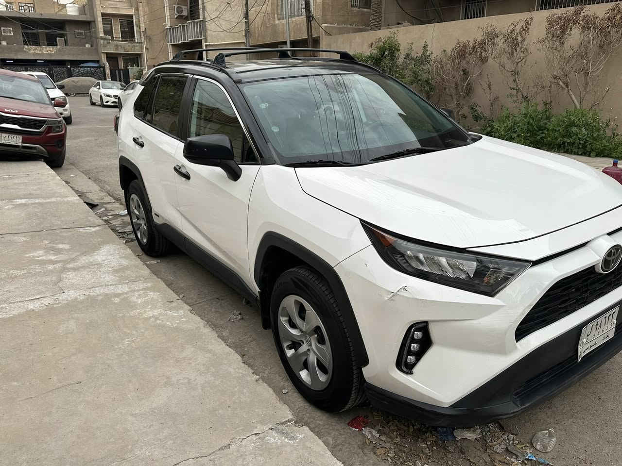 السلام عليكم راف فور 2020 Le لون ابيض محرك بانزين 2500 امريكي مواصفات كامرة راداد مثبت سرعة مثبت مسار تحكمات كاملة سيارة اعتمادية معروفة حادثهة بامريكة بارد بس بسيط وبل عراق باب خلفي ايمن هم بارد حيل خفيف  صور الحادث بل منشور السكن بغداد 
***********
