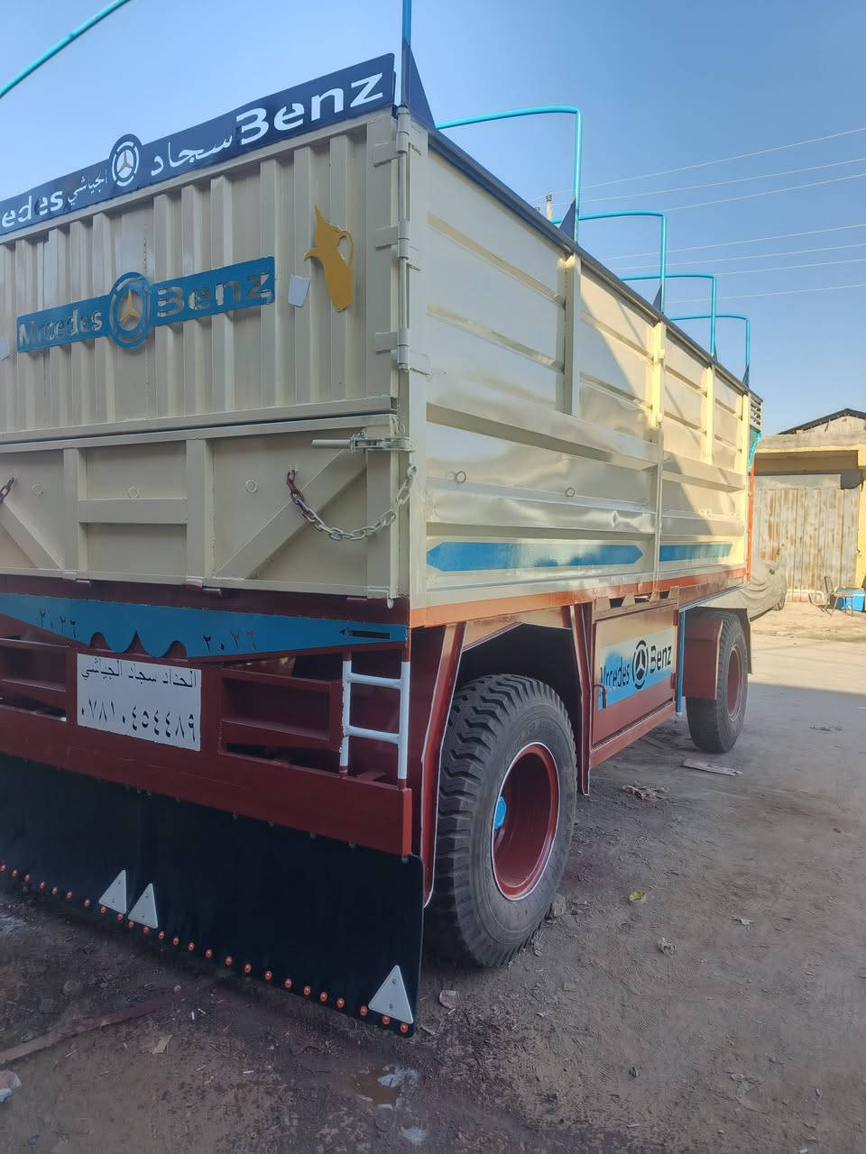 للبيع عربانه طول خمسه متر او خمس طعش سانتيم او عرضها مترين أو نص . شاصي ثمانيه مليم. تخم تاير كتان  الف او ميه على عشرين صاج عشرة برغي . صينيه أم المتر دناكير اتلث طعش. ورگ اربعه انج.للتواصل و الاستفسار الاتصال على الرقم التالي  ***********حدادة سجاد الجياشي  السماوة حي الصناعي.
