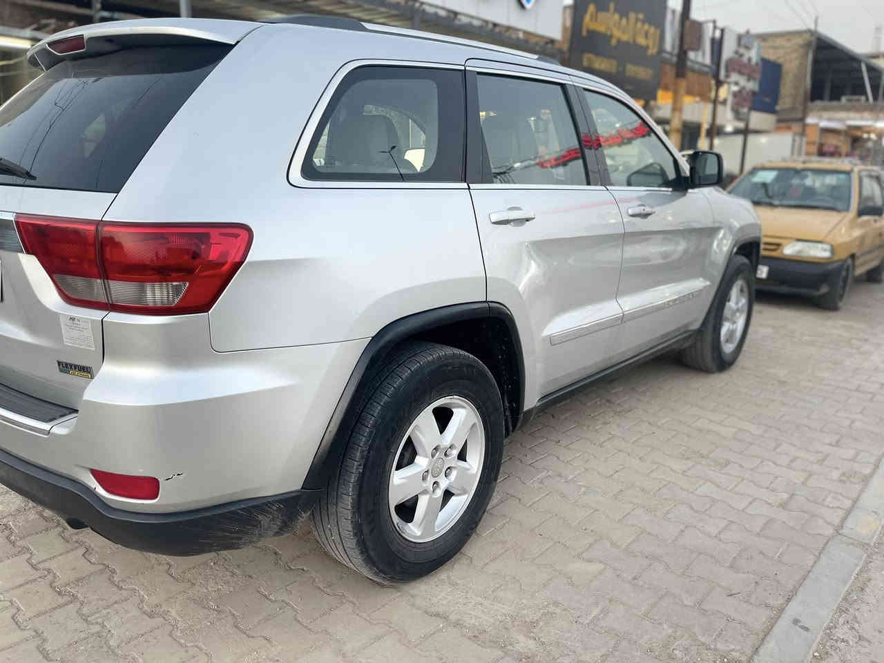 سلام عليكم
جيب لاريدو 2011 رقم سليمانيه محرك 3600 
صبغ باب الجنطه قليل  
وباب الخلفي جهت اليسار مفتوح البراغي بي بارد 
داخله كلين مواصفا عاديه 
محرك تبريد كير كاردن حداديه بحاله جيده ادامه كامله عل سياره منضومة بانزين كامله جديده  تخم تاير جديد 
شرط السونار والصور نفس السياره
السعر 163
***********
