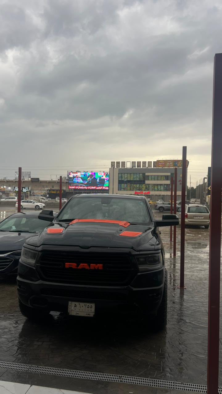 السلام عليكم للبيع ارخص رام بالعراق 
بگ هورن موديل 2021 
8 سلندر 
باب طويل بدي قصير 
قبل سبوع شديتلها بجم اسود وتخم تاير وويل جبلي بالتايرات صارت ب 20 ورقة سيارة كلش نظيفة بيها فقط شخط مال واحد ابن زنا شاخطها بالجاملغ الخلفي 
حادثها مرفق بالصور واليوم اريد لبيعها متوازي 
سعر البيع 250 ورقة والله بلااااااش 
هاتف ***********
