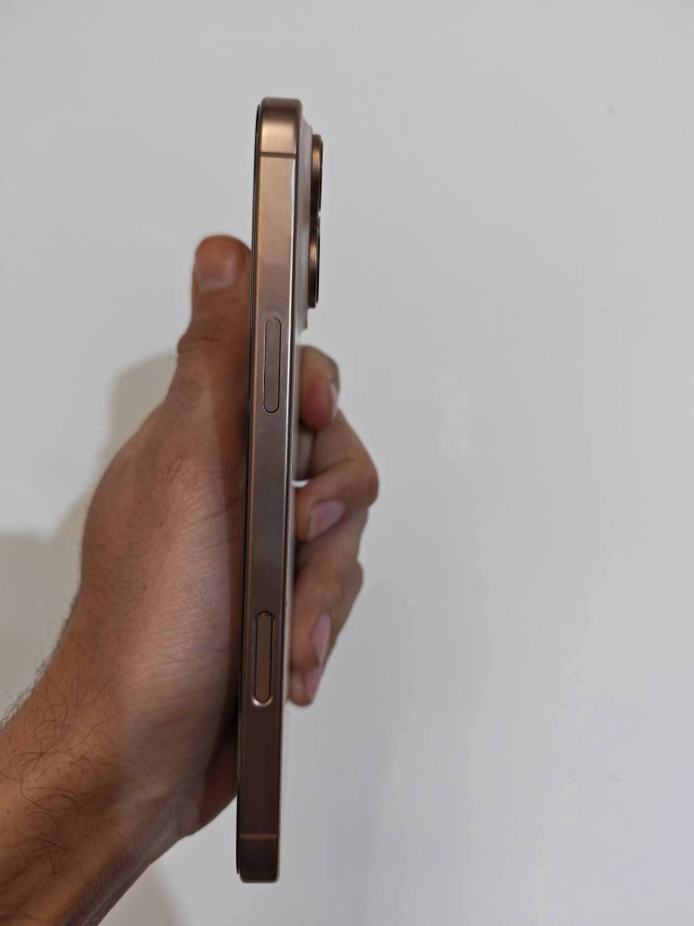 ايفون 16 برو ماكس (للبيع)
لون تيتانيوم ذهبي 
ذاكرة/256
نظافة 💯 
جهاز انموذج M نسخة شرق اوسط 
ضمان ABM
بطارية/100
مشحون /130 مرة
غراضة كاملة/كارتونه وكيبل وحافظة 
السعر 1450 بي مجال بسيط
مكاني  كربلاء 
للاستفسار/***********)
