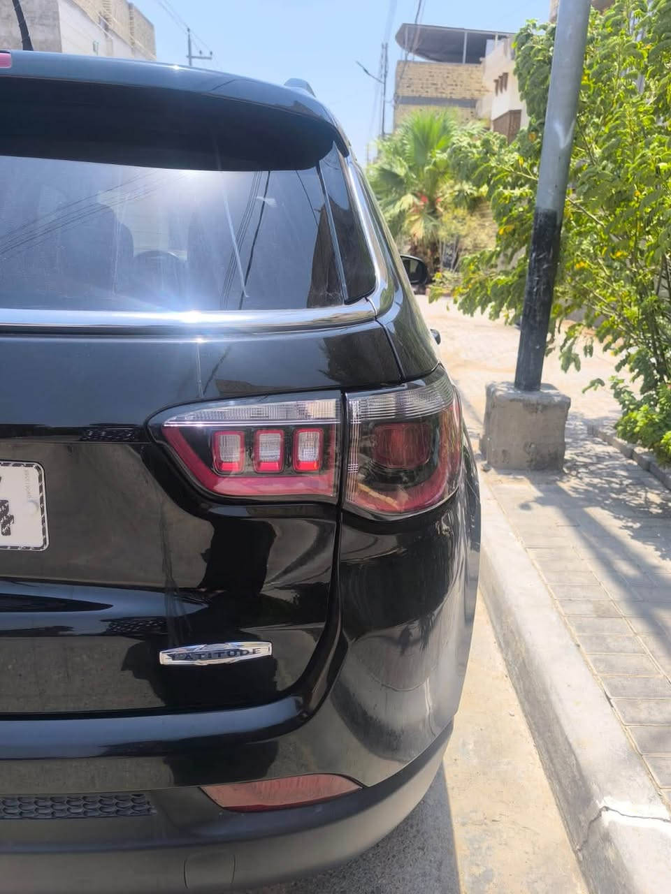 سياره للبيع نوع جيب كومباس 
اللون اسود 
موديل ٢٠٢٢
دفع رباعي 
كامره خلفيه 
حساسات بالمرايه 
تبريد قطعتين 
وبعد بيها مواصفات معروفه 
السعر ١٤٠$ وبيها مجال 
العنوان البصره ياسين خريبط 
للاتصال التواصل مع الرقم 
***********
