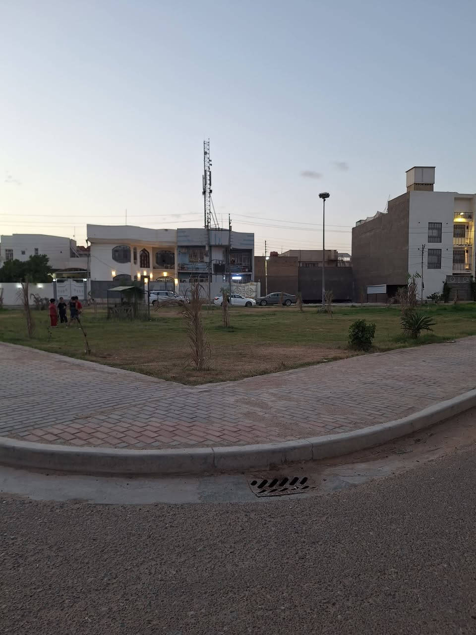 بيت للبيع في حي التحدي 
ركن مقابل الحديقة 

المساحة: 200 متر
جنس العقار : طابو صرف 

تفاصيل البيت :

1) استقبال 
2) صالة عدد 2
3) مطبخ 
4) غرف نوم عدد 4
5) صحيات عدد 3
6) كراج سيارة

للأستفسار: ***********
4)

