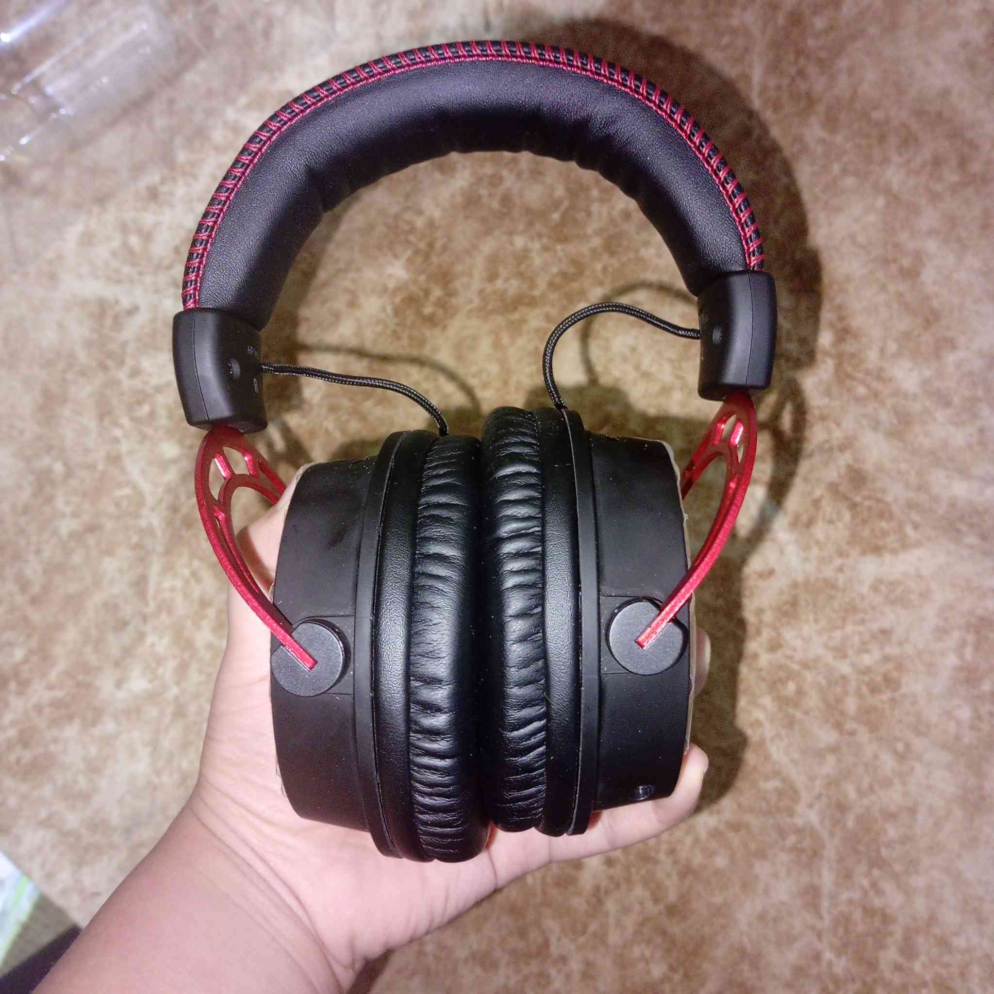 سلام عليكم
سماعة هايبر اكس كلاود الفا نسخة وايرلس تشتغل على ( PS 4. PS 5. PC)  و تشتغل على المبايل عن طريق الدنكل نظيفه مستخدم اسبوع ونص فقط تفحص امام المندوب اي خلل رجعها بيد المندوب لل استفسار راسلني خاص او واتساب: ***********
