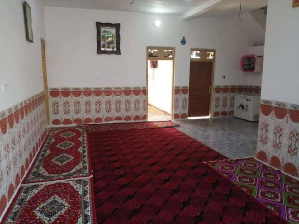 السلام عليكم ورحمه الله وبركاته دار طابو زراعي يداور محكمه المساحه 300 متر يحتوي على ثلاث غرف نوم 
وصاله واستقبال ومطبخ وصحيات خارجيه وداخليه 
سطح شتايكر جديد وحديقه وطارمه جبيره وطالع من عنده محل حالين مفتحي اسواق ركن على شارعين تبليط باب البيت  طريق السنيه عمود 705 بجهة السايد الراجع من الديوانية مقابل بيت السلامي ثالث بيت عن الشارع الرئيسي 
طريق ديوانية سنية السعر (83 ) مع المجال للاستفسار مراسله الصفحه أو الإتصال على الرقم ***********
