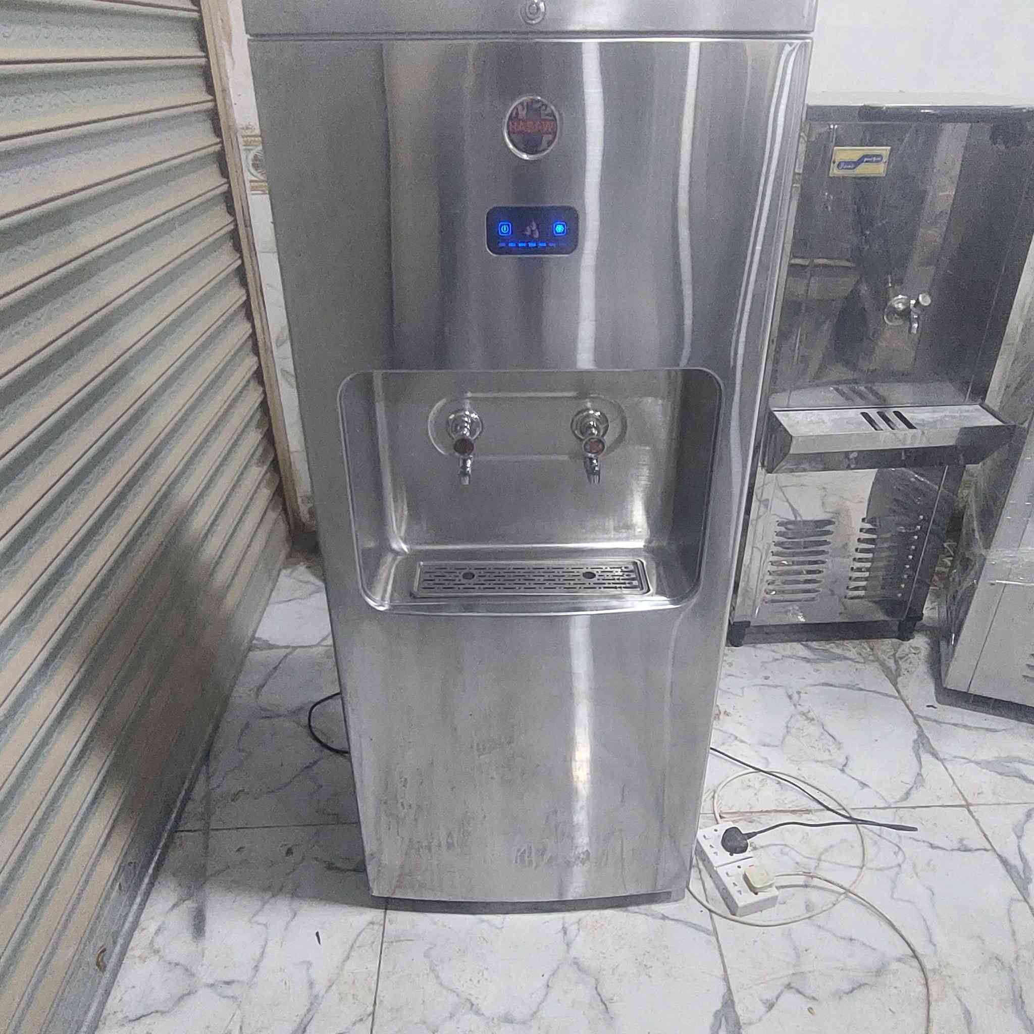 براد ماء باله كويتيه شرط الشغل ابو حنفيتين العنوان البصره قضاء المدينه خلف محطة الوفود الحكوميه البدران للإستفسار عل خاص ***********
