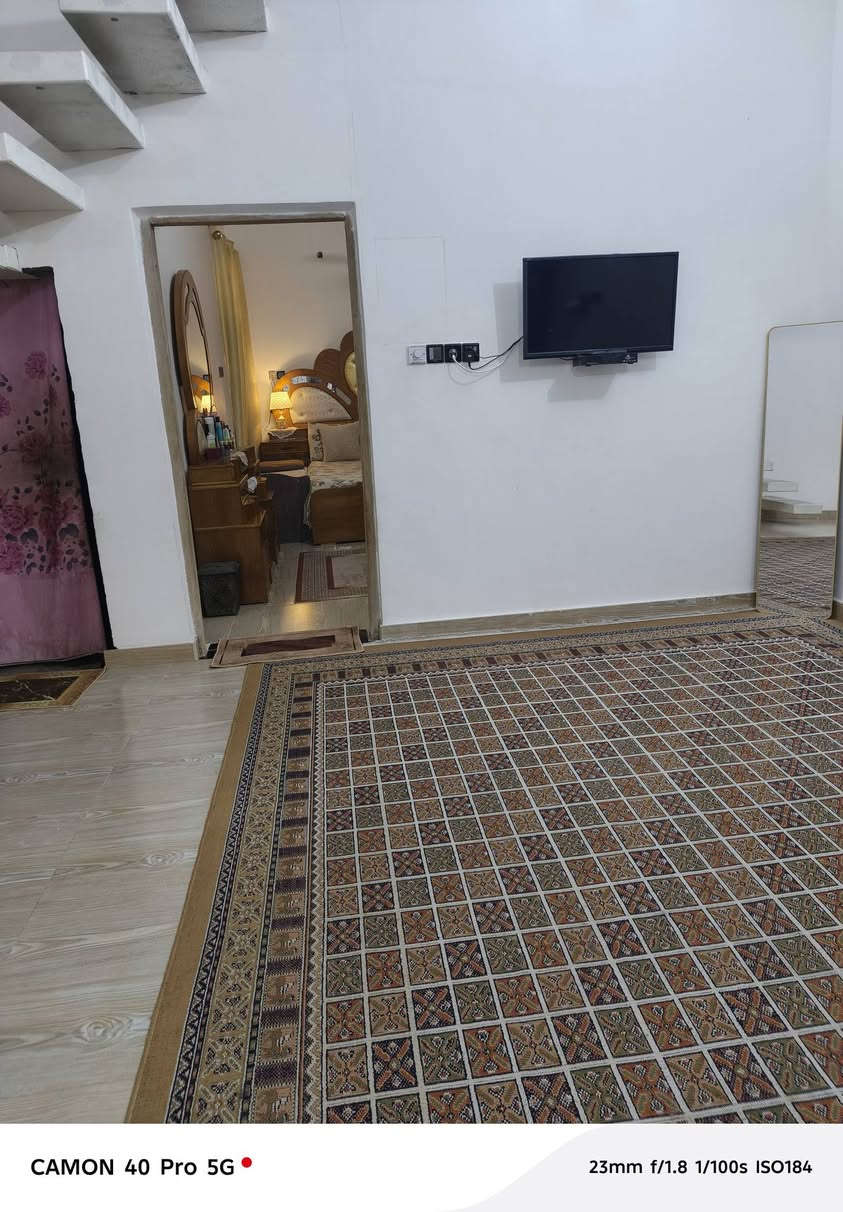السلام عليكم بيت100طولاني كامل نقصه بيتونه وستاره الجمعيات حجي حسن الثانيه بنص المنطقه خلف أسواق الحجي ***********
